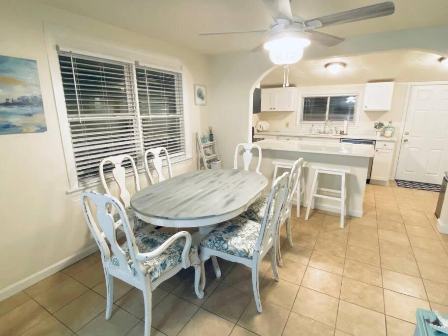 Beach Bungalow - 1 Block To Beach - Pets Welcome! ノーフォーク エクステリア 写真
